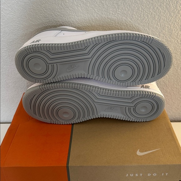 Nike Men's Air Force 1 Anniversary Edition White Metallic Silver Sneakers Sz 10 - Picture 9 of 13